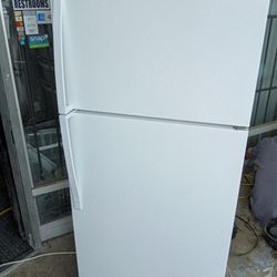 Whirlpool White Small 28 in Refrigerator And Top Freezer 