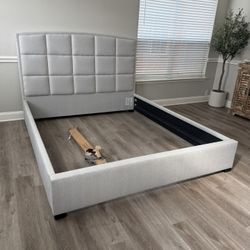 New Bernhardt King Bedframe 
