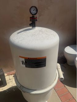 For Parts  top is cracked, Pentair 4000 series pool filter 4060 (also known as Pentair 147411 or SMBW 4060) is a fiberglass D.E. (Diatomaceous Earth) 