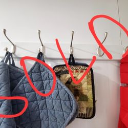 Home basics 5 DOUBLE HOOK WALL MOUNTED HANGING RACK, WHITE Create extra storage space Easy to install Screws included 

Tidy up and maximize your spac