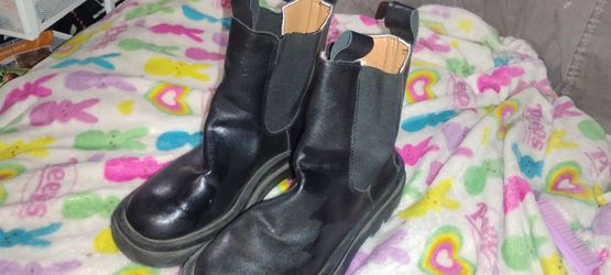 Black slide in Boots