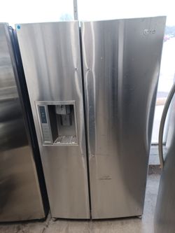LG STAINLESS STEEL SIDE BY SIDE REFRIGERATOR NO HANDLES
