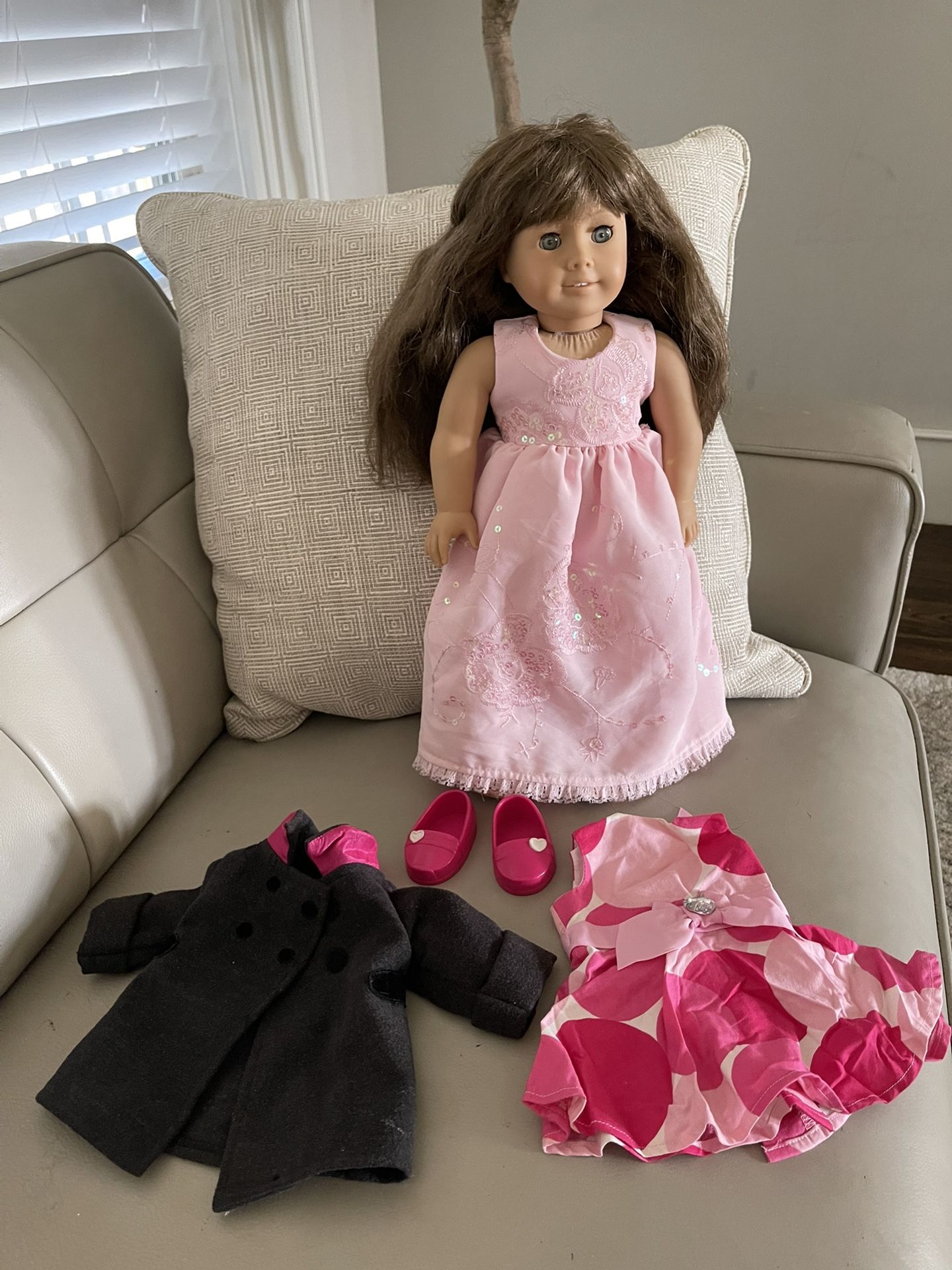 American Girl Doll And Clothes Lot 
