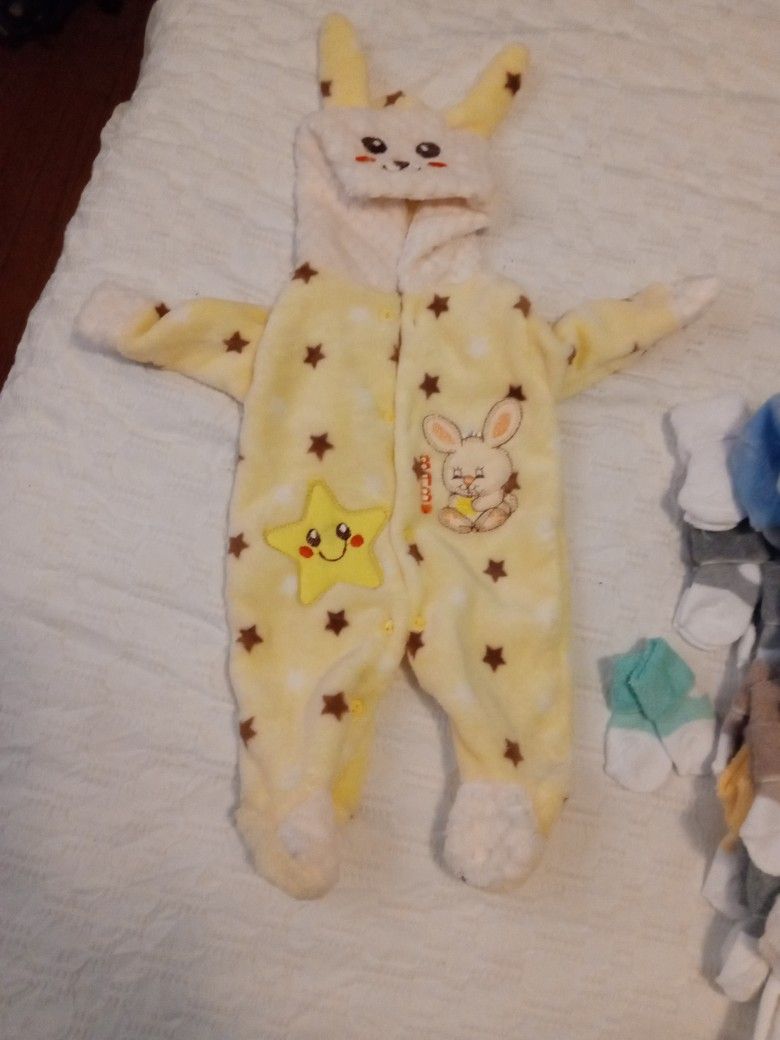 Ropita De Bebe Recién Nacido 2 Mamelucos 2 Trajesitos Que Incluye Pantalón Suéter Gorra Y Sapatitos 19 Pares De Calcetines 4 Pares De Guantes 8 Gorri
