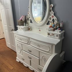 Dresser With Vanity Mirror 