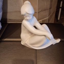 Porcelain sitting girl 10.00