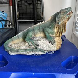 Design Toscano Fountain Iguana Stone 1-Piece Bonded Resin Piped Spitting Statue