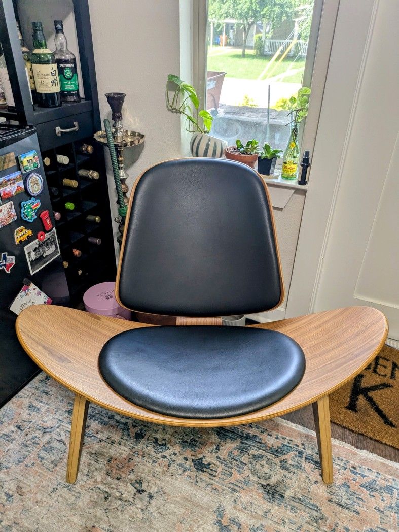 CH07 Shell Lounge Chair by Designer Hans J. Wegner