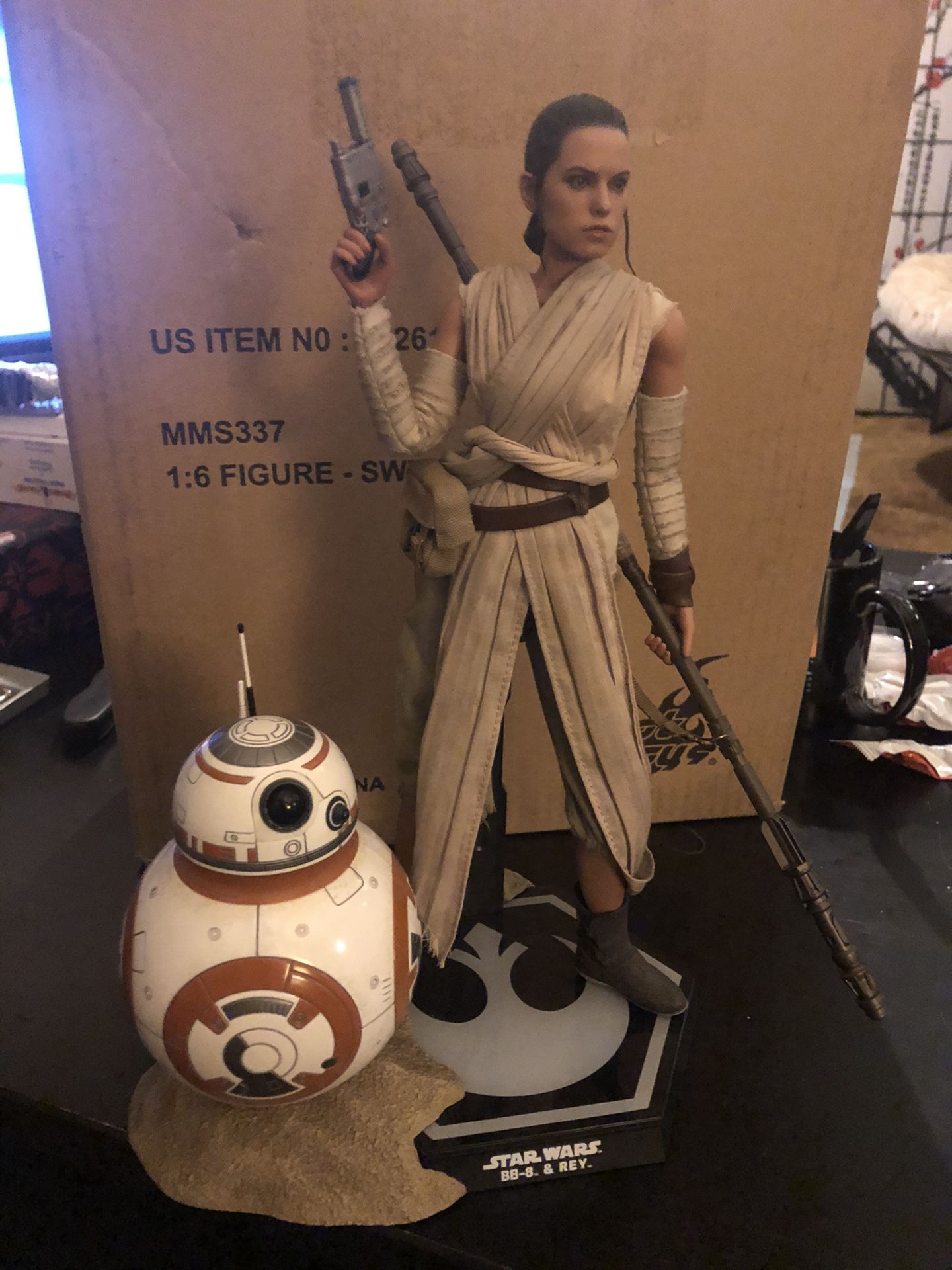 Hot Toys MMS337 - Rey & BB-8 (Star Wars Episode VII - The Force Awakens) 1/6 Scale Figure Set