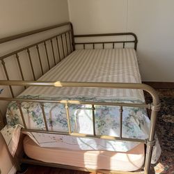 Twin Metal Daybed w/ Trundle & 1 Mattress