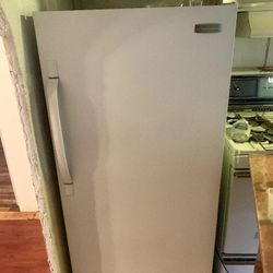 Deep Sea Freezer Stand Up One Each Shelf Has Its Own Coil 🔥🔥🔥🔥🔥🔥 No Scratches And No Dents $150 Right Now That's A Good Deal 🔥🔥👌🏻💎