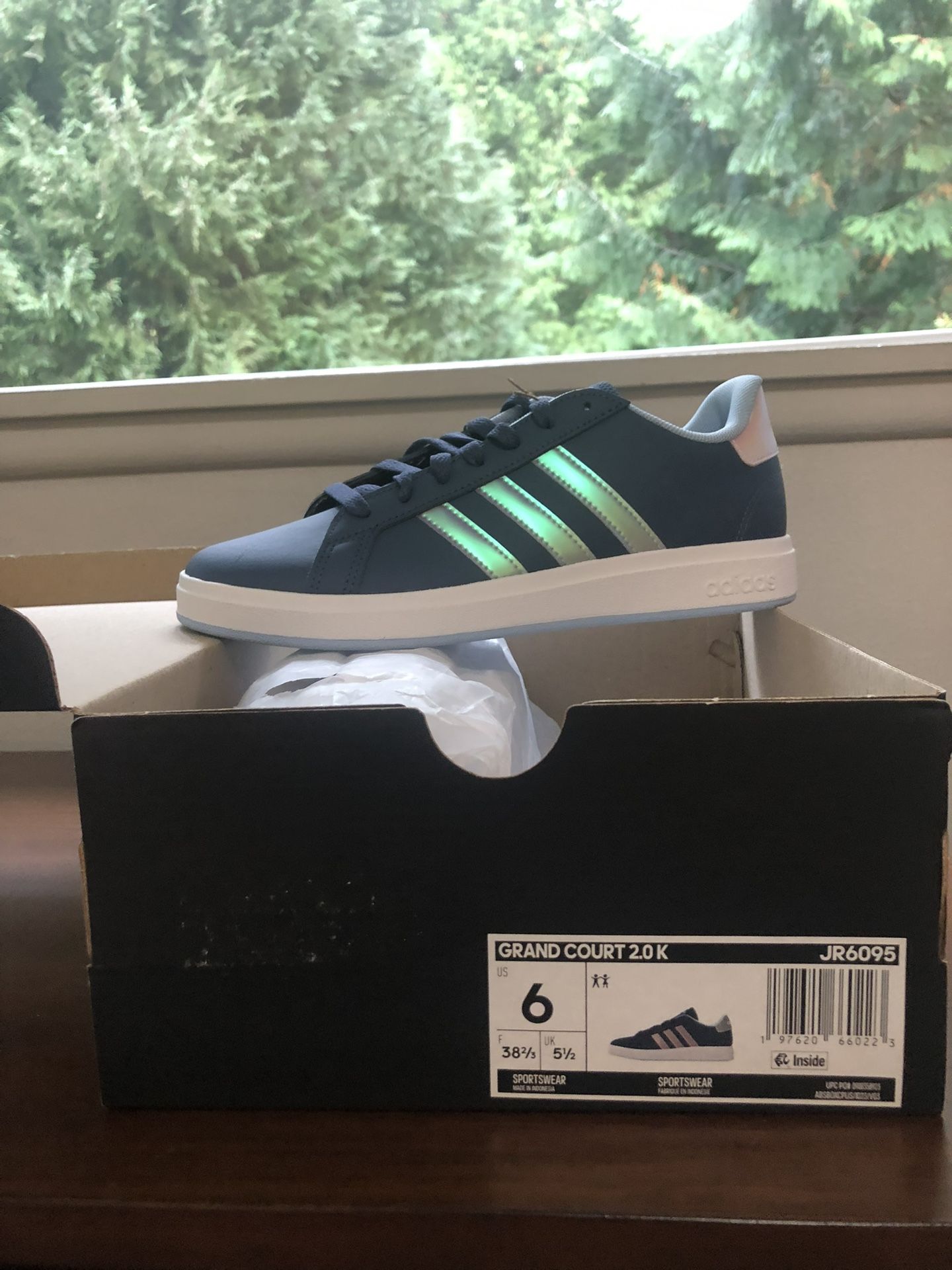 Brand NWT Adidas Grand Court 2.0, 6Y 7.5w