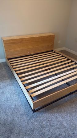 King bed frame + sheets box