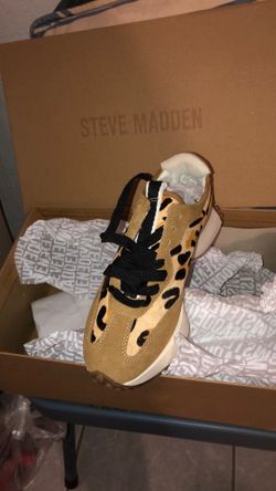 Woman’s 5.5 leopard print sneakers