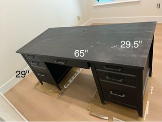 Office desk with 7 smooth sliding drawers. San Bernardino.