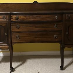 1930s Vintage Antique Solid Walnut Queen Anne Style Buffet Sideboard 