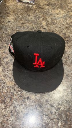 La black/red hat