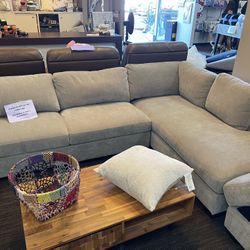 Thomasville Walsen Sectional with Storage Ottoman
