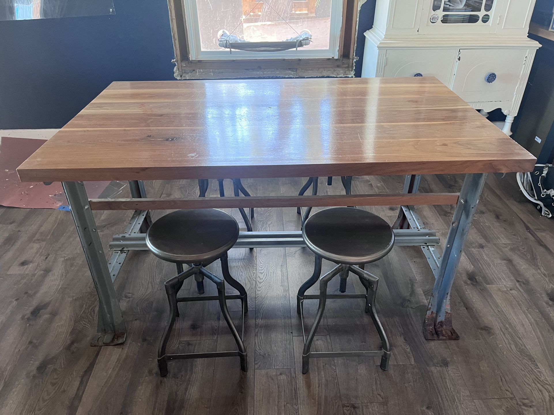 Kitchen / Dinning Room Table And Stools