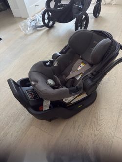 Uppababy Aria v1 infant car seat and base