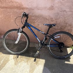 TREK MT220 Mountain Bike