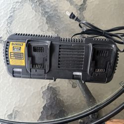 DEWALT 12V to 20V MAX Lithium-Ion Dual Port Jobsite Charging Station