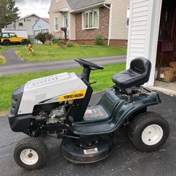 Lawn tractor (like new )