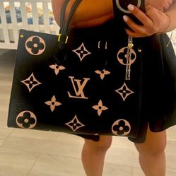 Black and White ONTHEGO MM Bag