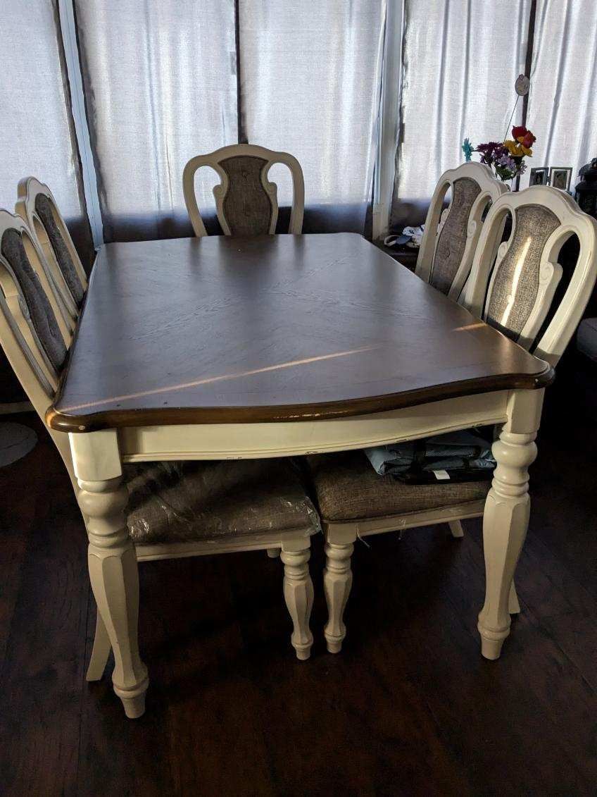 Dining room Table , Lamps And Dishes