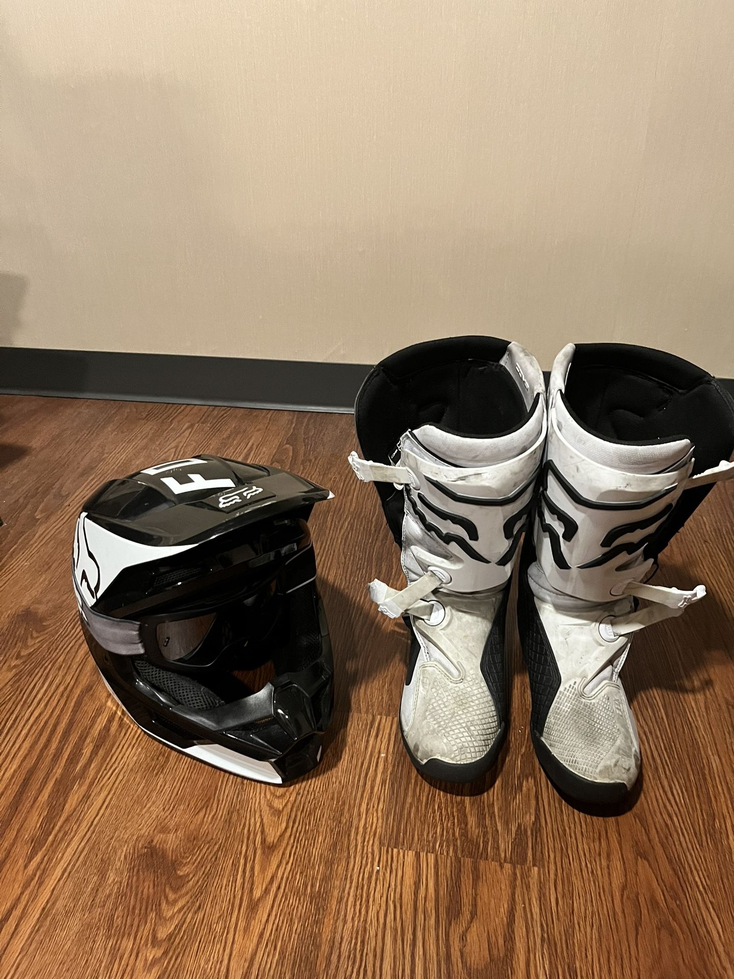 Helmet And Boots Fox.