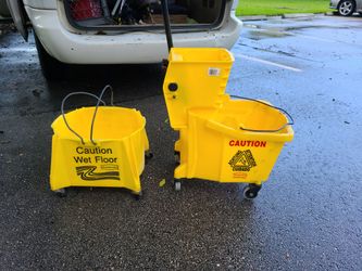 RUBBERMAID BUCKETS AND MOP SQUEEGEE- ONLY $35 - MUST SELL - MOVING! - FT PIERCE