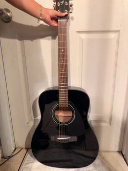 Yamaha Acoustic Guitar black w/gold