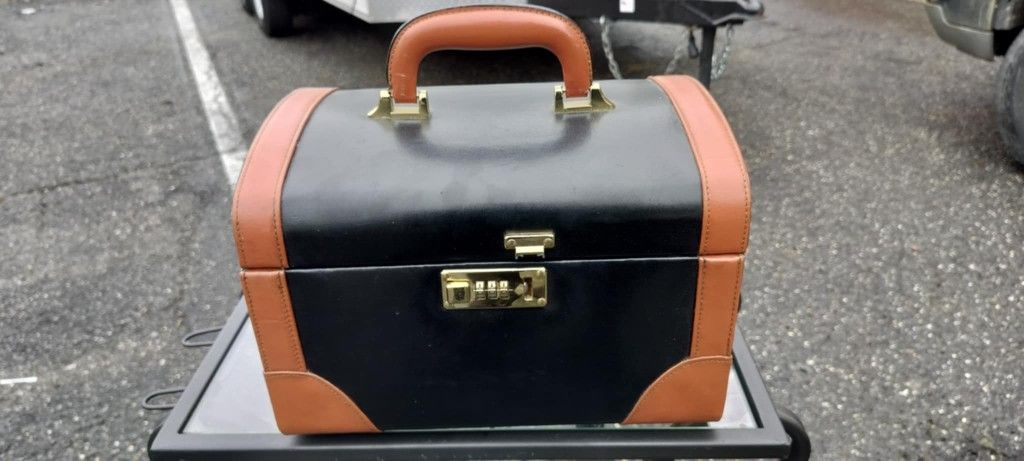 Leather plush open case with mirror and small compartments