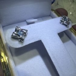 10k White Gold And Diamond Studs 