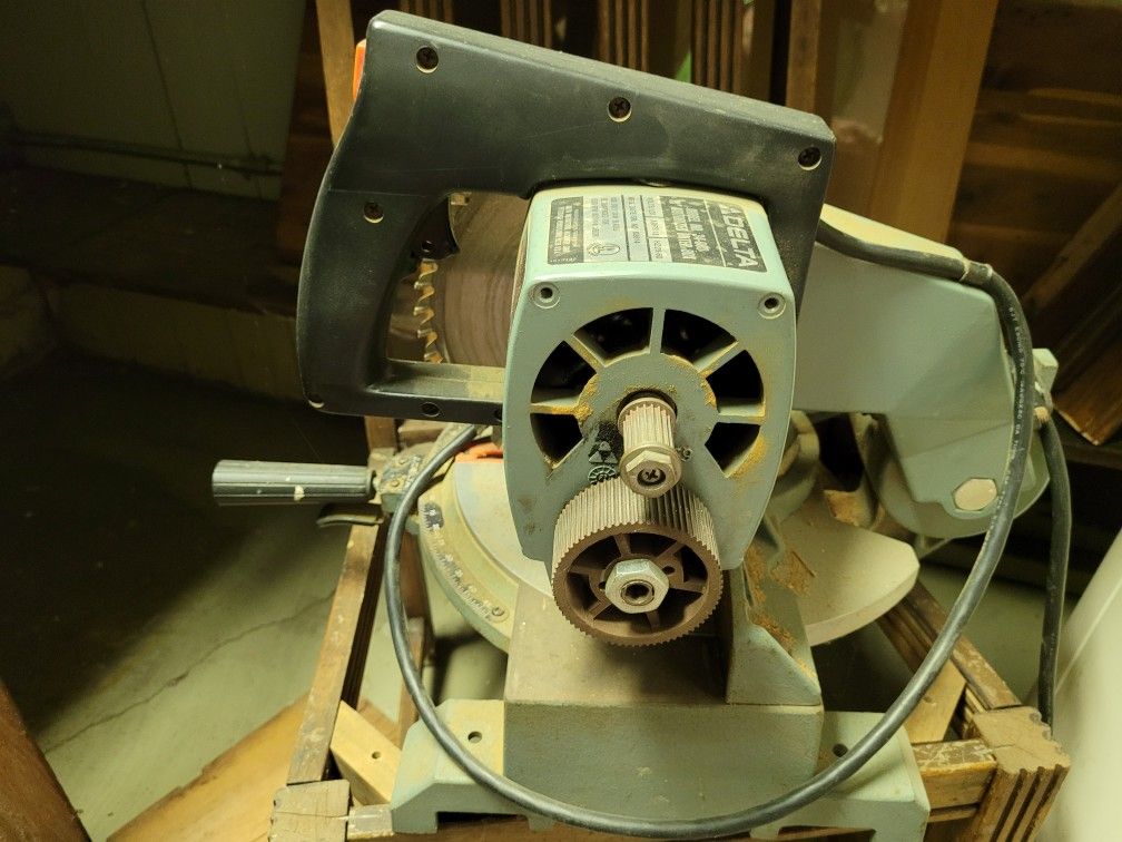 Delta chop saw w blade. free. needs 25$ belt.