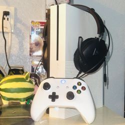 XBOX ONE S 1TB Ina Bundle With Controller And Professional Gaming Headset.