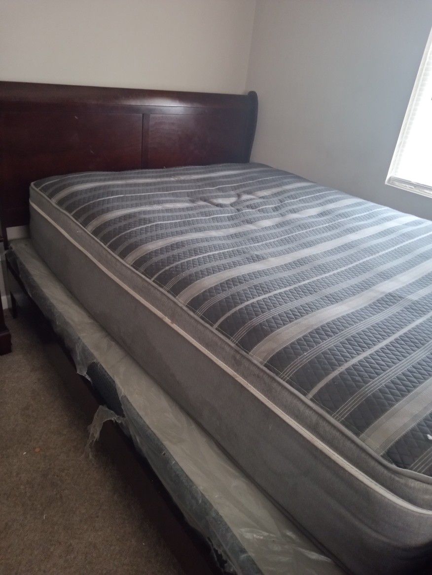 Ashley Furniture King Size Bed And 2 Dressers
