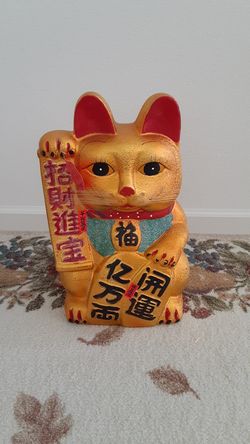A LARGE GOLDEN GOOD LUCK CAT.