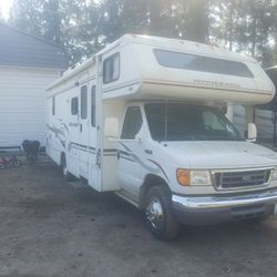 2005 Winnebago Many Winnie 30 foot