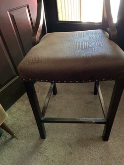 Four nice bar style stools