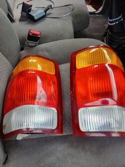 Tailgatellighys for ranger 98 to 2000 goos shape no cracks