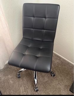 Adjustable rolling vanity chair