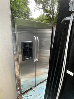 Ge 24 Qubic Ft Refrigerator Side By Side 