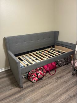 Solo cama , no colchón