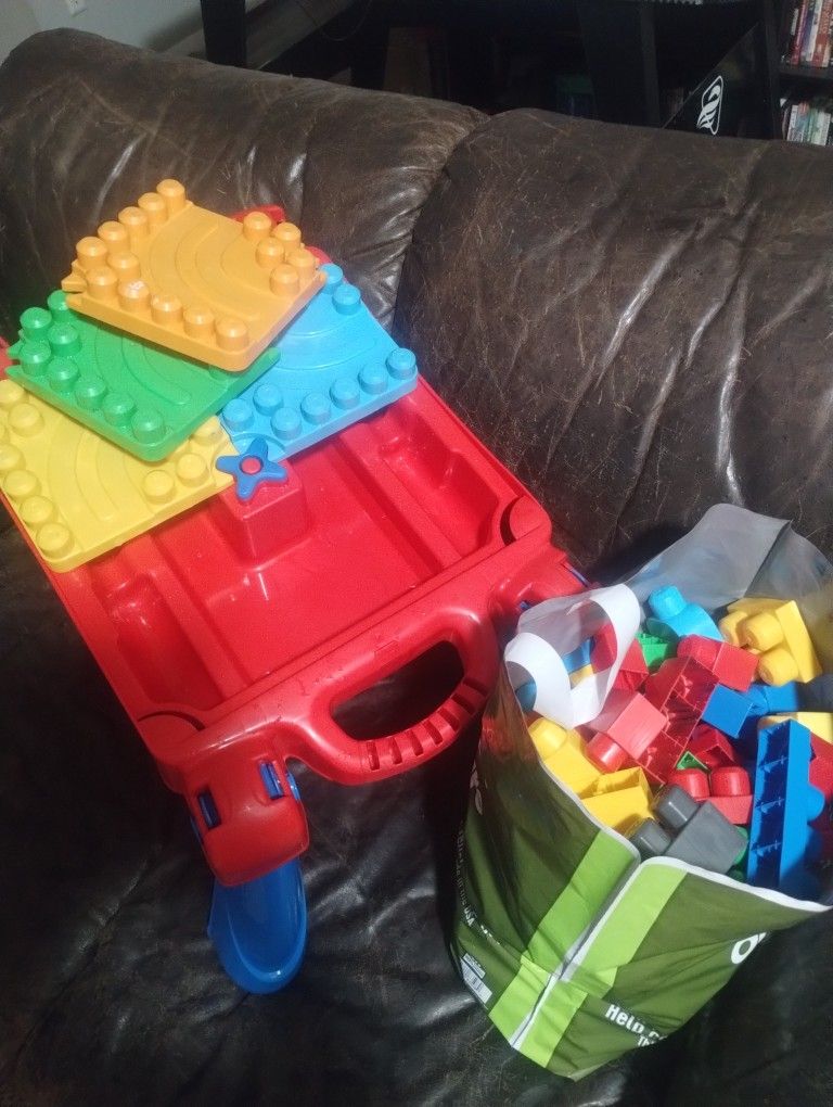 Fisher Price Mega Blocks Building Table With 100+/ Mega Blocks