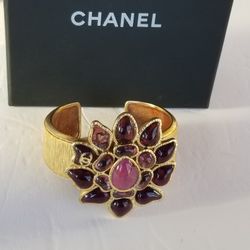Stunning vintage Chanel gripoix bracelet