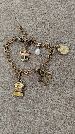 Di bracelet with detachable charms