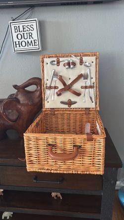 Picnic at the Ascot picnic basket for 2