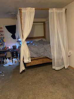 Floating four post bed