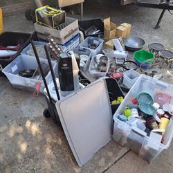 LOT OF ASSORTED KITCHEN UTENSILS. 